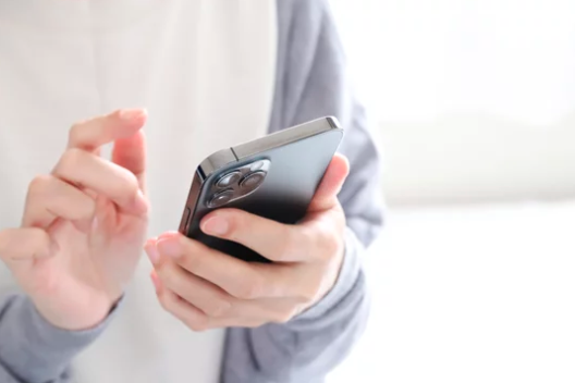 外れたときは早めに歯科医院へ連絡することを表すイメージ